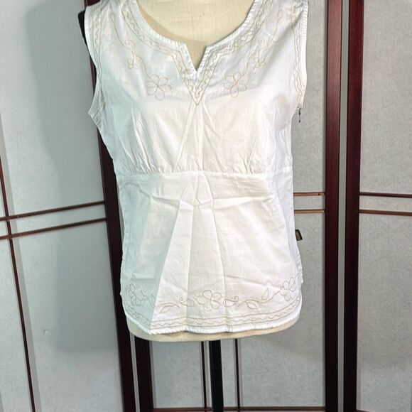Kuhl while sleeveless top with cream floral embroidery - Picture 2 of 9